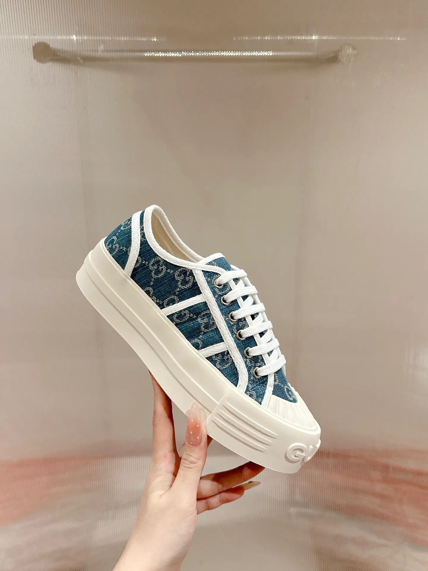 👟👟Ex-factory price 520👟👟 Women's models are new🆕 Arrival Gucci tennis 1977 classic Loft series canvas shoes... 2025 hot recommended model, G+1977×Disney cooperation series... GG canvas is made of finished products and incorporates brand elements. The retro style is rich, the classics and feelings are perfect for recall! Each color fabric developed by the original version is customized by the original version, and we pursue the ultimate in large-scale products! Market-level top version ⚠ Fabric: Customized GG cloth electric embroidery/5D washed distressed canvas Lining: Customized terry cloth lining (the feet are fitted and cannot be disassembled) Outsole: Original molded TPU two-color outsole Size: 35-40 (41 customized)